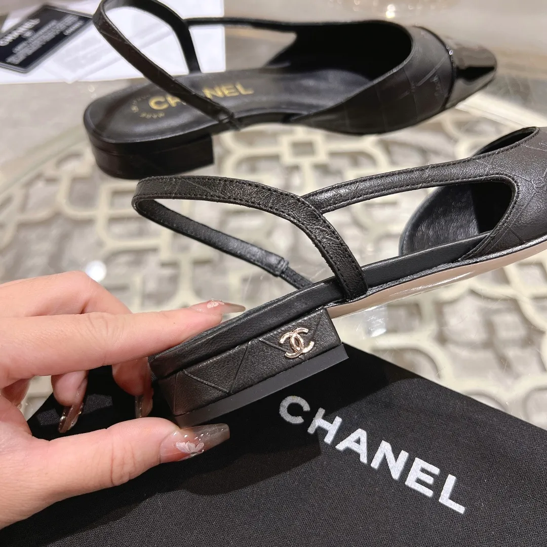 👟👟Ex-factory price 540👟👟 CHANEL Xiangjia 24vs spring and summer new fashion sandals series... Chanel is a very comprehensive noble fashion lifestyle brand. The same models are sold by major fashion bloggers and celebrities in Hong Kong, the United States, and other countries. They are simply beautiful. I fall in love with elegance and the playful sense of the future. I want to own them right away just by looking at them. But you can really think about a pair of exquisite high heels. This series is specially designed for extraordinary and indifferent ladies to create a unique overall effect. CHANEL designs products that inspire women to move forward and highlight their charm... 1️⃣Material: Original customized patent leather + imported sheepskin 2️⃣Inner lining: Original customized imported sheepskin 3️⃣Feet: Original customized imported sheepskin 4️⃣Outsole: Genuine leather sole imported from Italy 5️⃣Heel height: 2.5cm/6.5cm/9cm 6️⃣Number: 34-43 (34.40.41.42.43 customization is not returnable) 7️⃣Packaging: The latest and exquisite full set of packaging at the counter